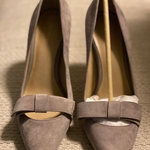 Ann Taylor Odette suede bow pump